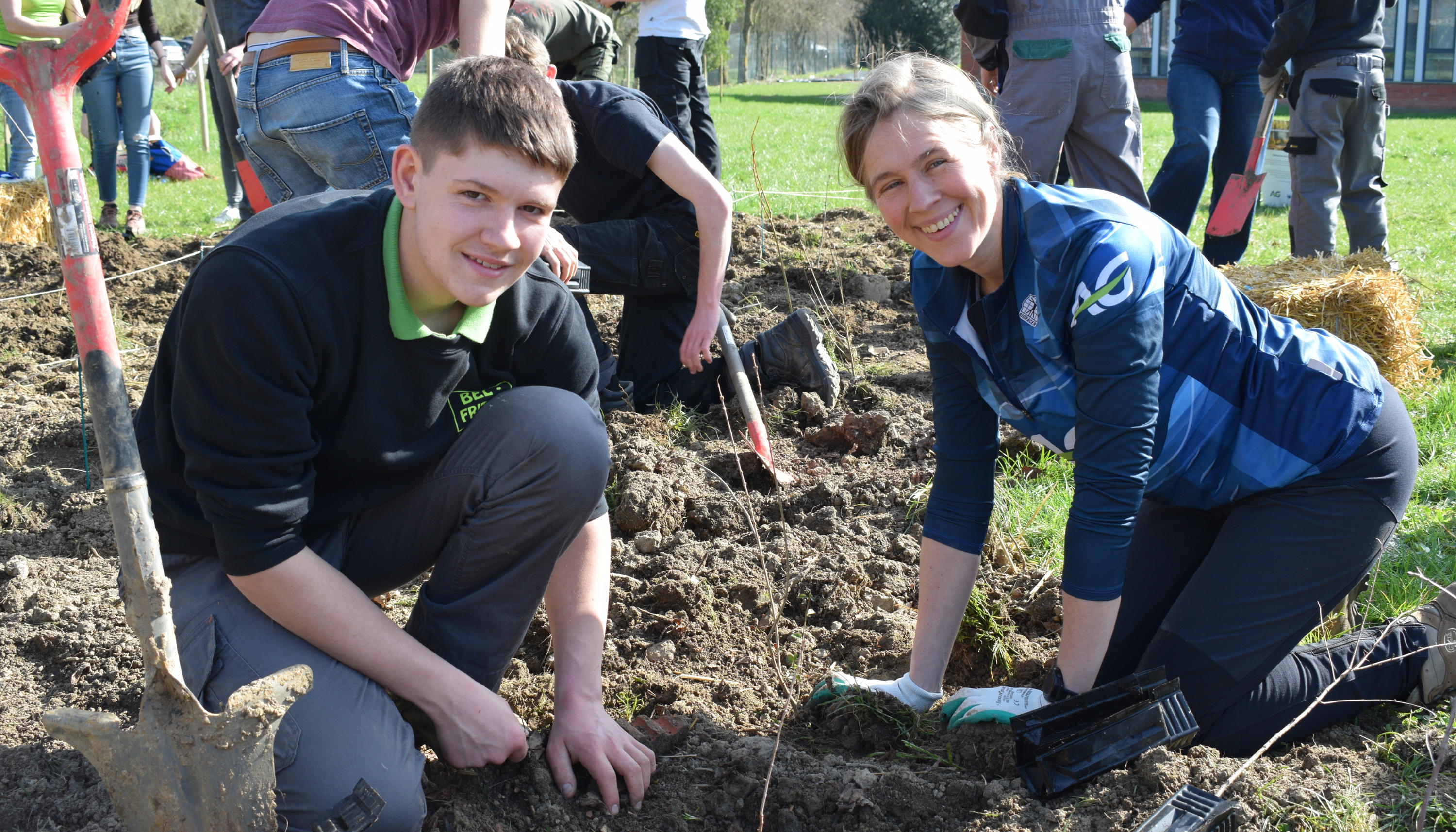 Les élèves du Centre Educatif Saint-Pierre et AG s'associent pour planter une micro-forêt à croissance rapide dans leur école 