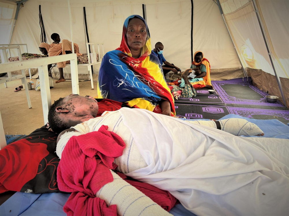 Un soudanais de 15 ans victime de brûlures accompagné par sa mère.  © MSF/Mohammad Ghannam