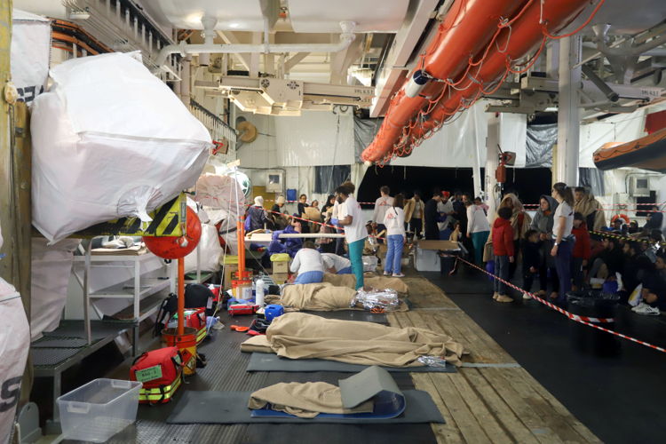 Last night, 75 people, including women and children, were on an overcrowded fiberglass boat that capsized. Approximately 45 fell in the water. Luckily, everyone could be rescued by MSF Teams on #GeoBarents and are now recovering onboard. Some are weak and in shock.Copyright: MSF/Stefan Pejovic