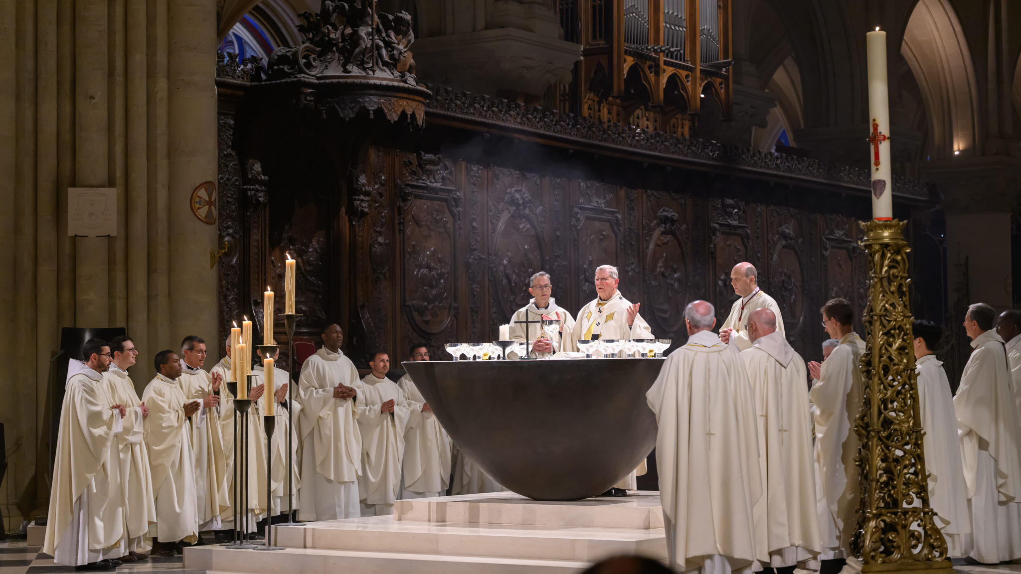 One of the special features of Notre-Dame is the fact that the cathedral is open to the public the entire week. While mass is celebrated at the centre, a consistent stream of visitors circles around the priests
(Photo credit: Jean-Baptiste Delerue)