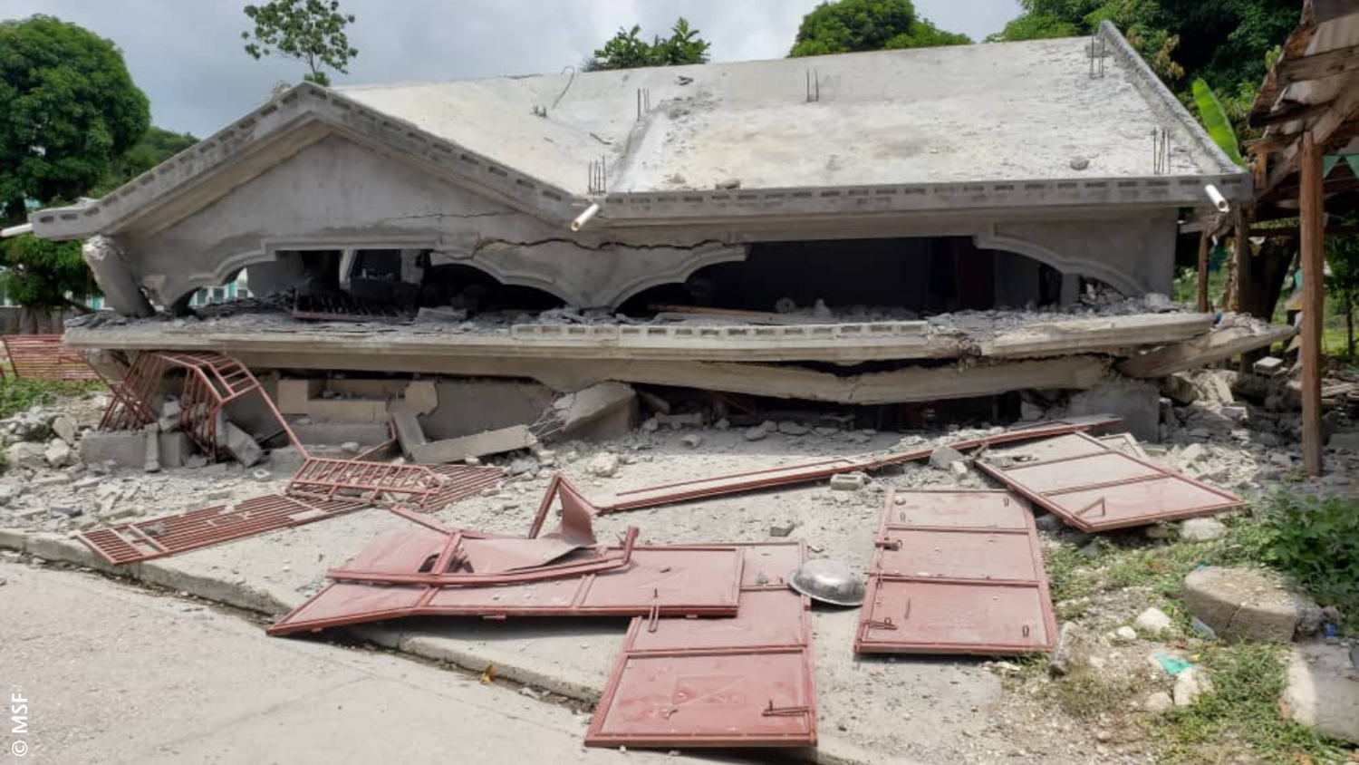 Une maison détruite par le tremblement de terre le matin du 14 août près du projet de santé sexuelle et reproductive de MSF à Port-à-Piment, dans le département du Sud de Haïti © MSF
