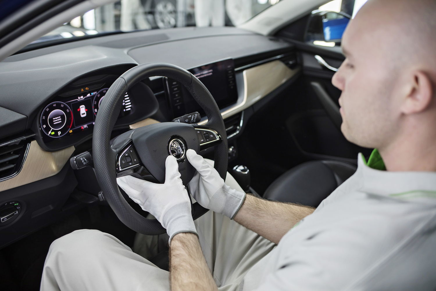 The optional Virtual Cockpit features a 10.25-inch display
– the largest in the segment. Infotainment systems from
the third generation of the MIB modular infotainment
matrix come with a screen size ranging from 6.5 inches
up to 9.2 inches.