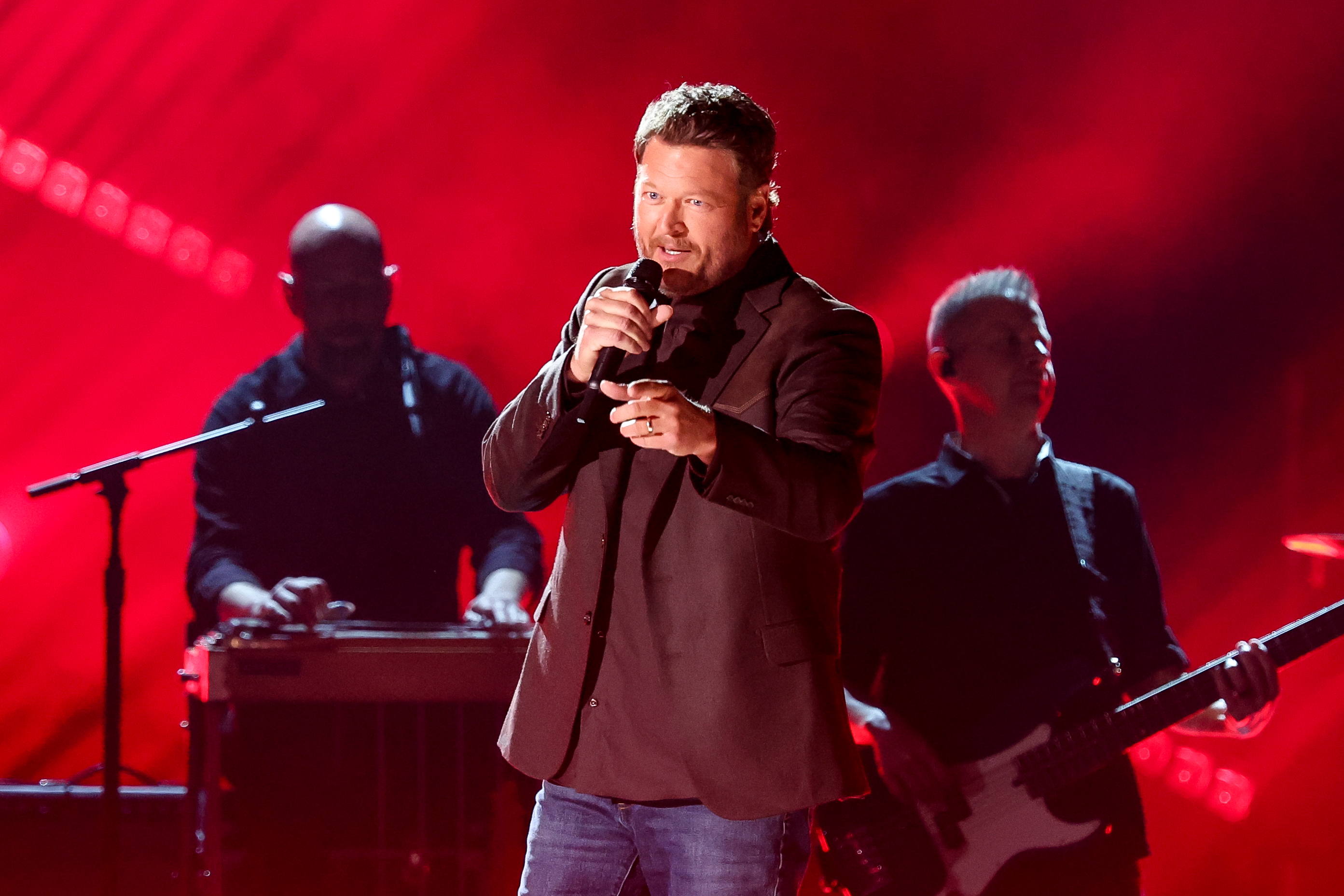 Blake Shelton relied on the Digital 6000 with the MMD 935 capsule for his ACM Awards performance. Image Source: Rich Polk / Getty Images