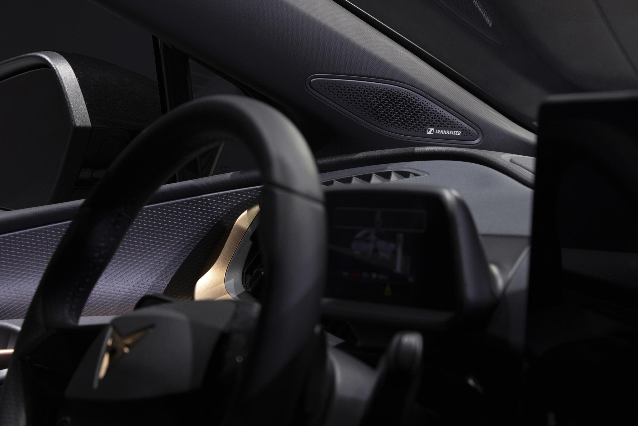 Ce partenariat entre Sennheiser et CUPRA est celui d'une passion partagée pour des solutions techniques fonctionnellement inédites et au design sophistiqué Ce partenariat entre Sennheiser et CUPRA est celui d'une passion partagée pour des solutions techniques fonctionnellement inédites et au design sophistiqué