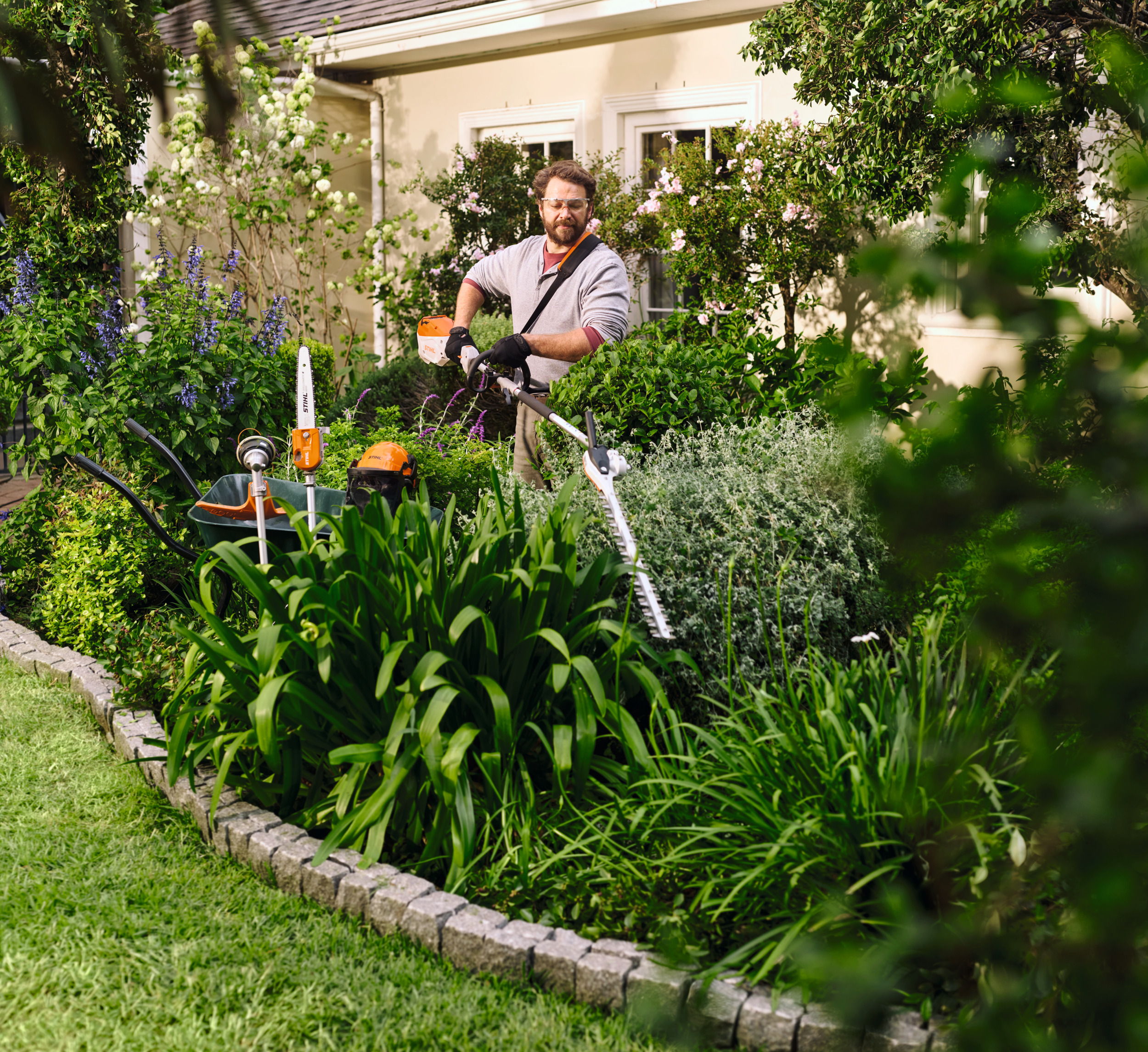 Allrounder: via een snelkoppeling kan je de accucombimotor uitrusten met twaalf verschillende STIHL combigereedschappen.