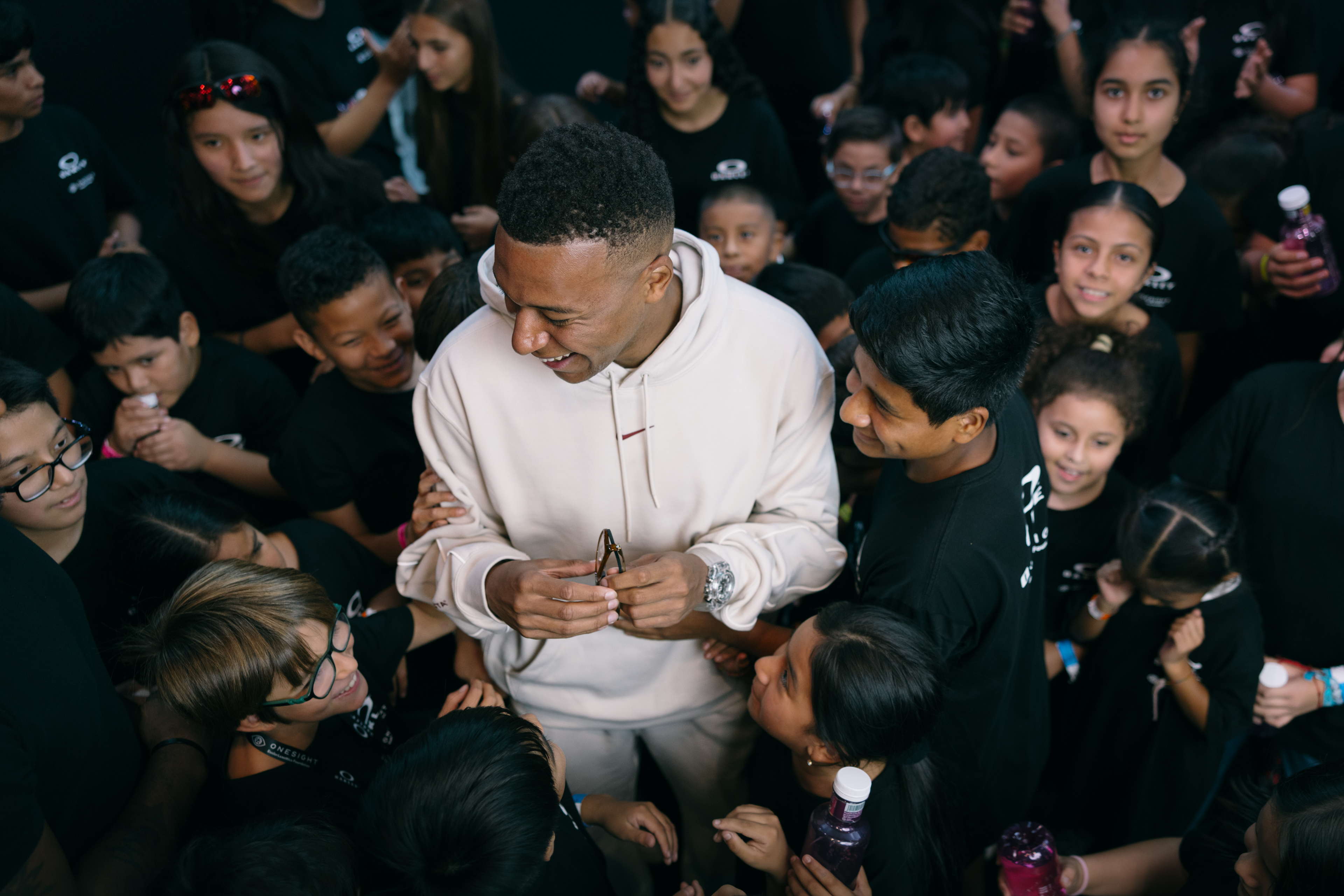 LA FUNDACIÓN ONESIGHT ESSILORLUXOTTICA, JUNTO CON OAKLEY Y KYLIAN MBAPPÉ, DEFIENDE LA IMPORTANCIA DE LA SALUD VISUAL ENTRE LOS JÓVENES EN MADRID.