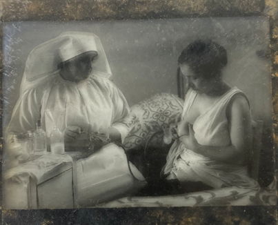 Zuster en vrouw met kolfmachine (z.d.), Industriemuseum