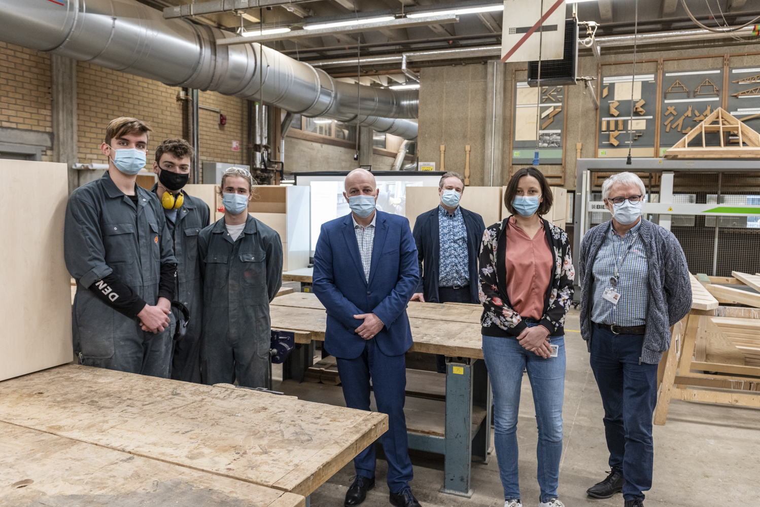 vlnr. leerlingen houtbouw | gedeputeerde Kurt Moens | Jan Van Dessel, directeur Richtpunt Eeklo | Griet Plettinx, coördinator Timanti, AZ Alma | Frankie Neerinck, AZ Alma