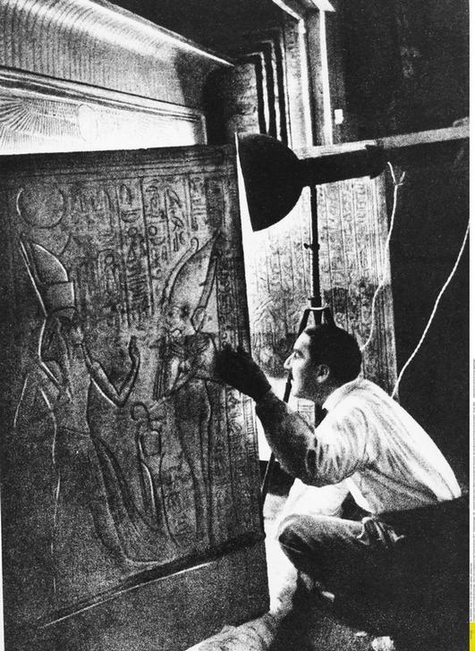 AKG459917 Carter enters the tomb of Tutankhamun © akg-images / ullstein bild
