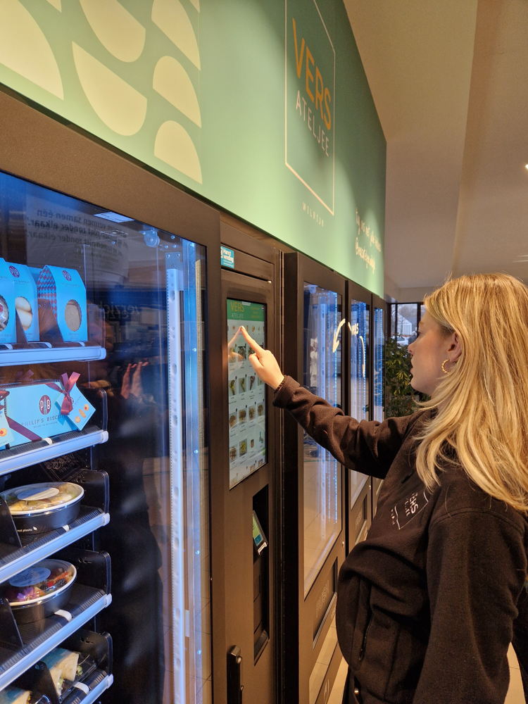 Bestelling gebeurt via een touchscreen. © GZA Ziekenhuizen