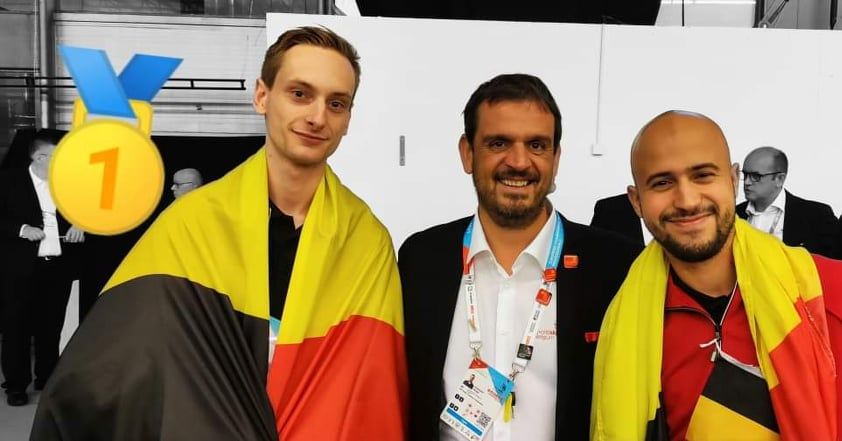 Nos médaillés d'or en Intégration Robotique ! Félicitations à Louis, Youssef et leur Expert François © WorldSkills Belgium