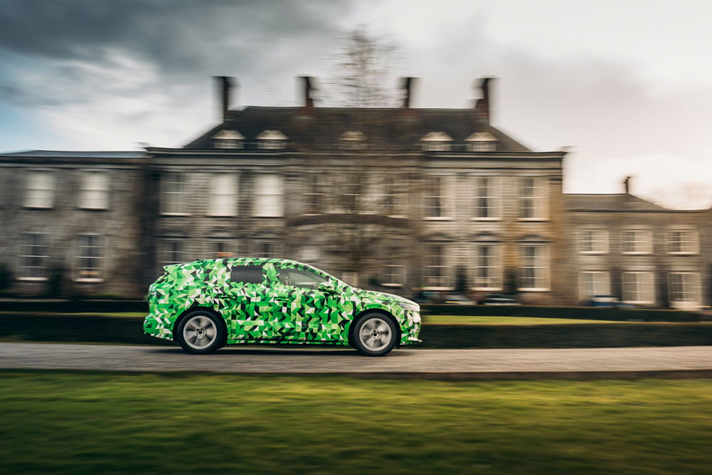 Prototypes of the ŠKODA ENYAQ iV sporting a
camouflage consisting of green, white and grey facets
with three-dimensional elements can currently be spotted
on the roads.