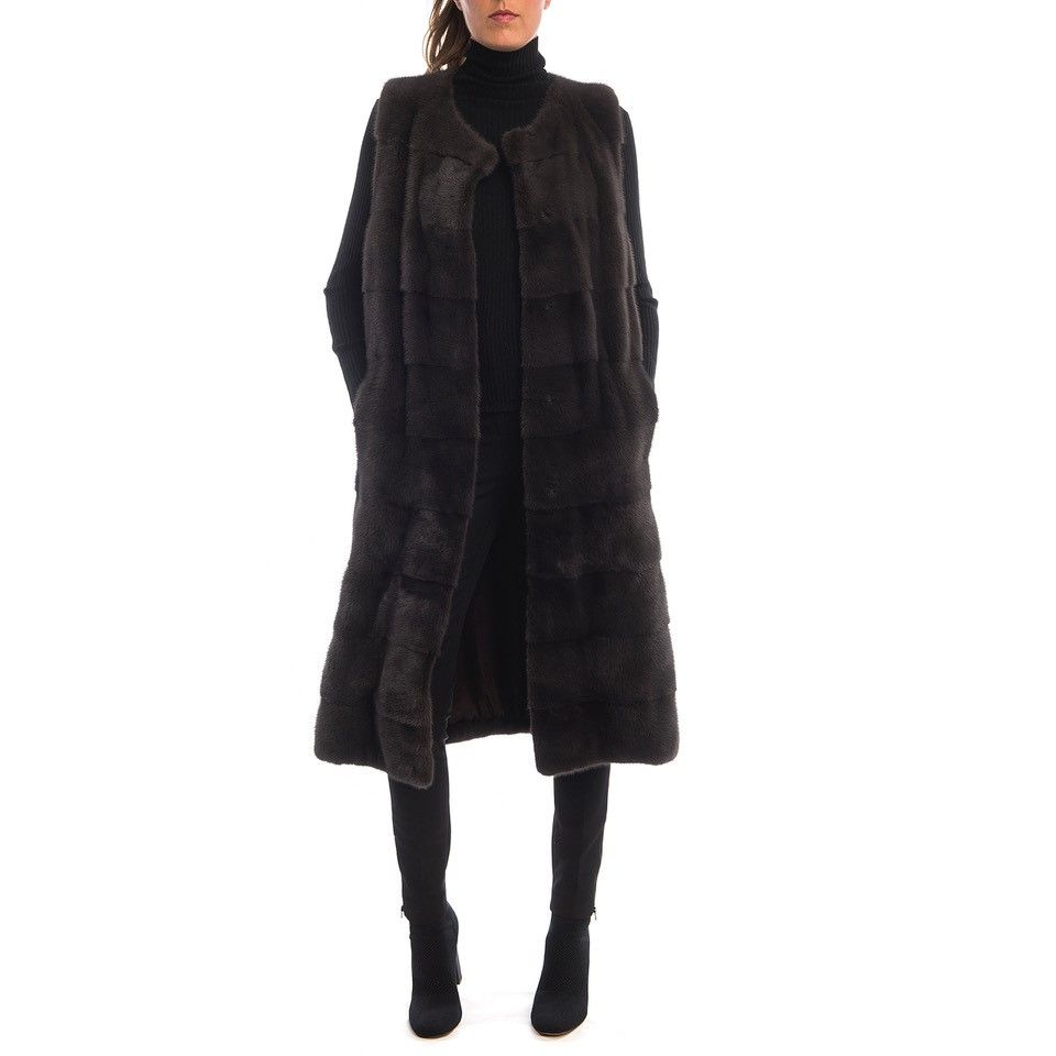 © Friday Boutique Fur coat

Prijs op aanvraag