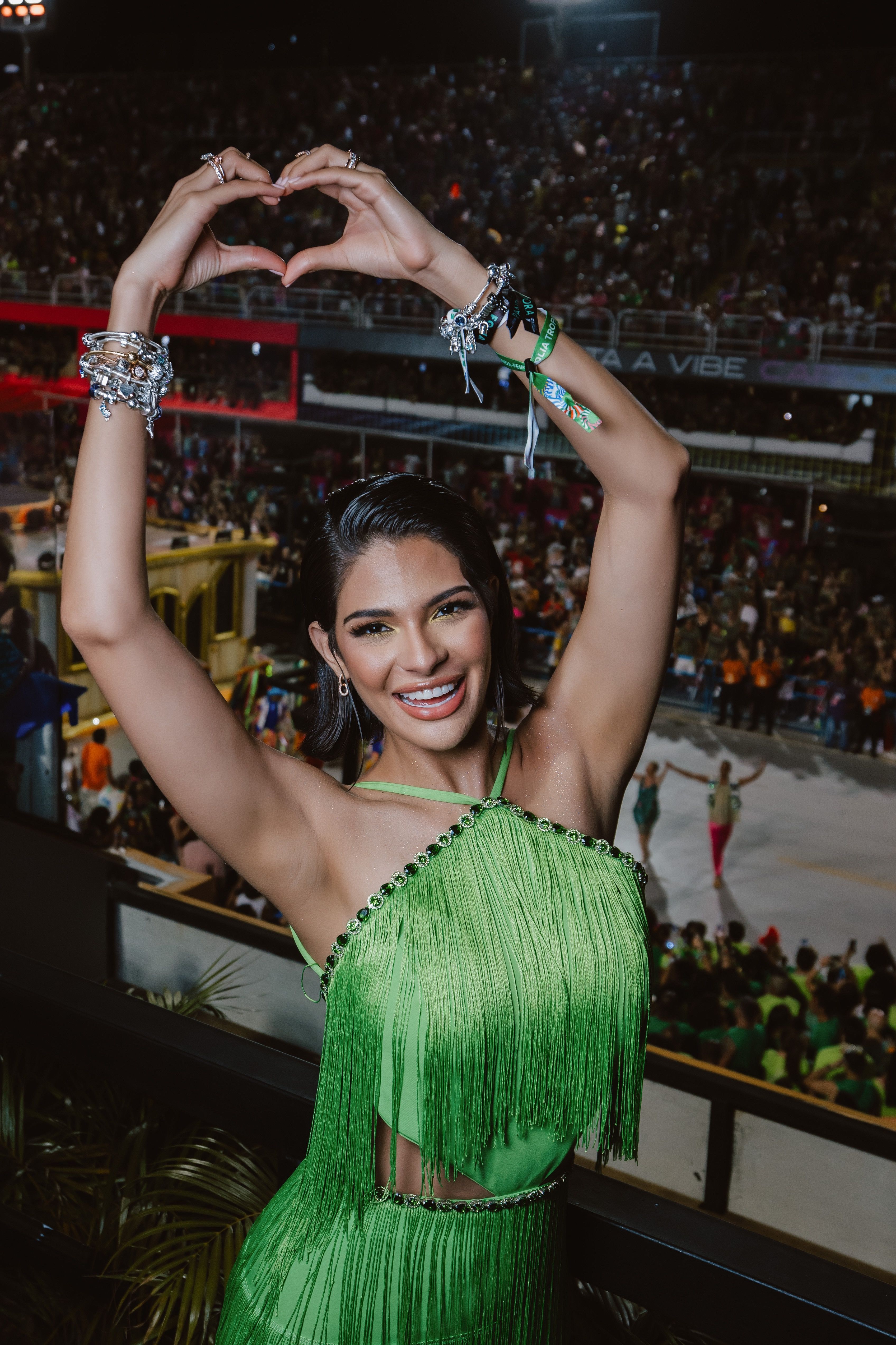 ASÍ SE VIVIÓ LA SEGUNDA NOCHE DE PANDORA EN EL CARNAVAL DE RÍO: INFLUENCERS, BRAZALETES Y CHARMS EN UN ESPECTÁCULO DE LUZ Y COLOR