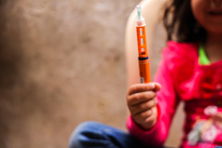 A close-up of Siwar holding her insulin pen. Siwar has type 1 diabetes and received her insulin pen from the MSF clinic in Arsal. Drawing on Siwar's experience, her father explains to how insulin pens make life easier for diabetic kids. | Photographer: Carmen Yahchouchi 29/05/2023 