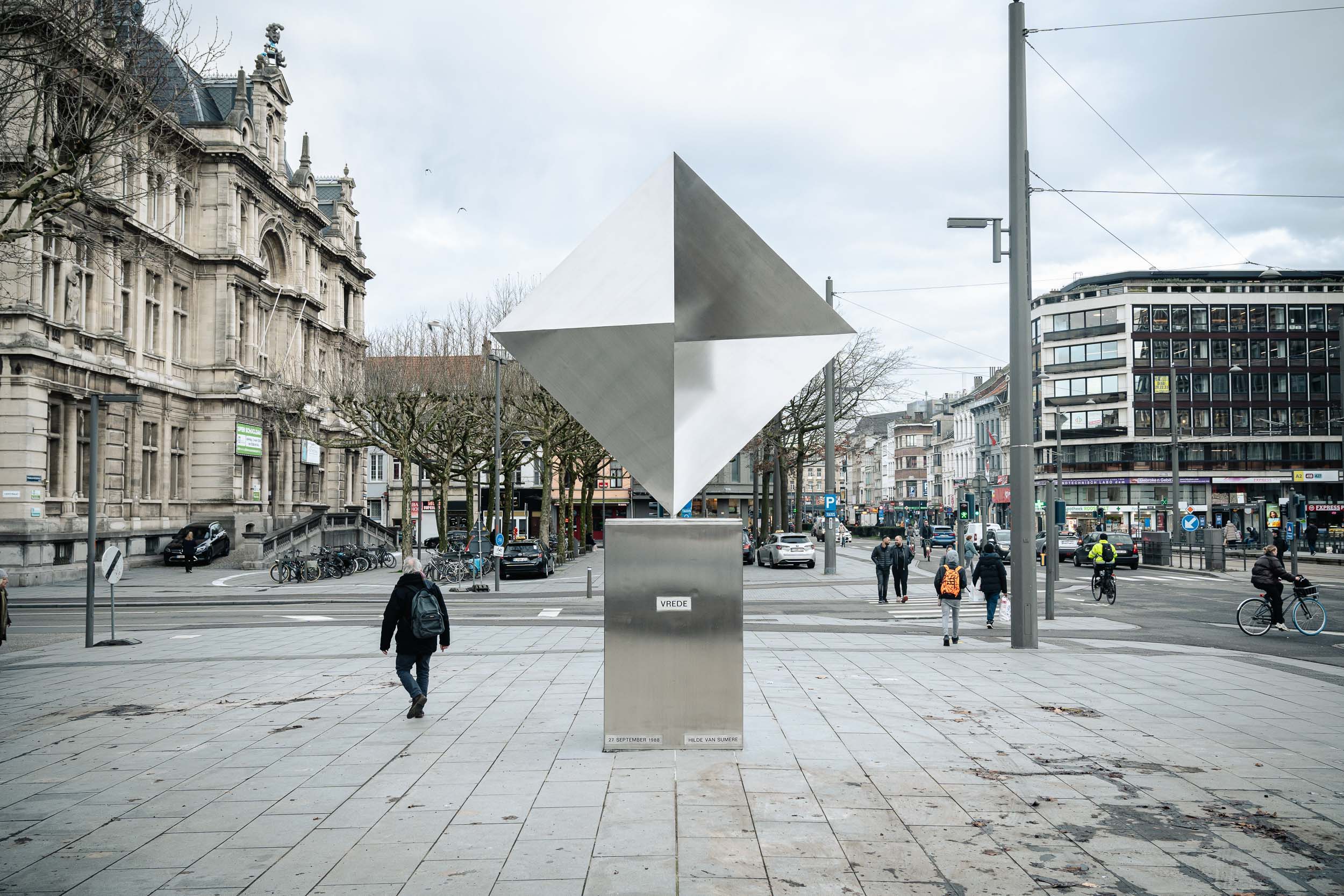 Herdenkingsmonument voor de V-bommen geplaatst op Rooseveltplaats