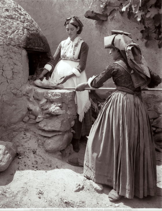 Two women of Tratalias at the oven, Sardinia. Photo, Tratalias, AKG4557899  © akg-images / FAF Toscana - Fondazione Alinari per la Fotografia