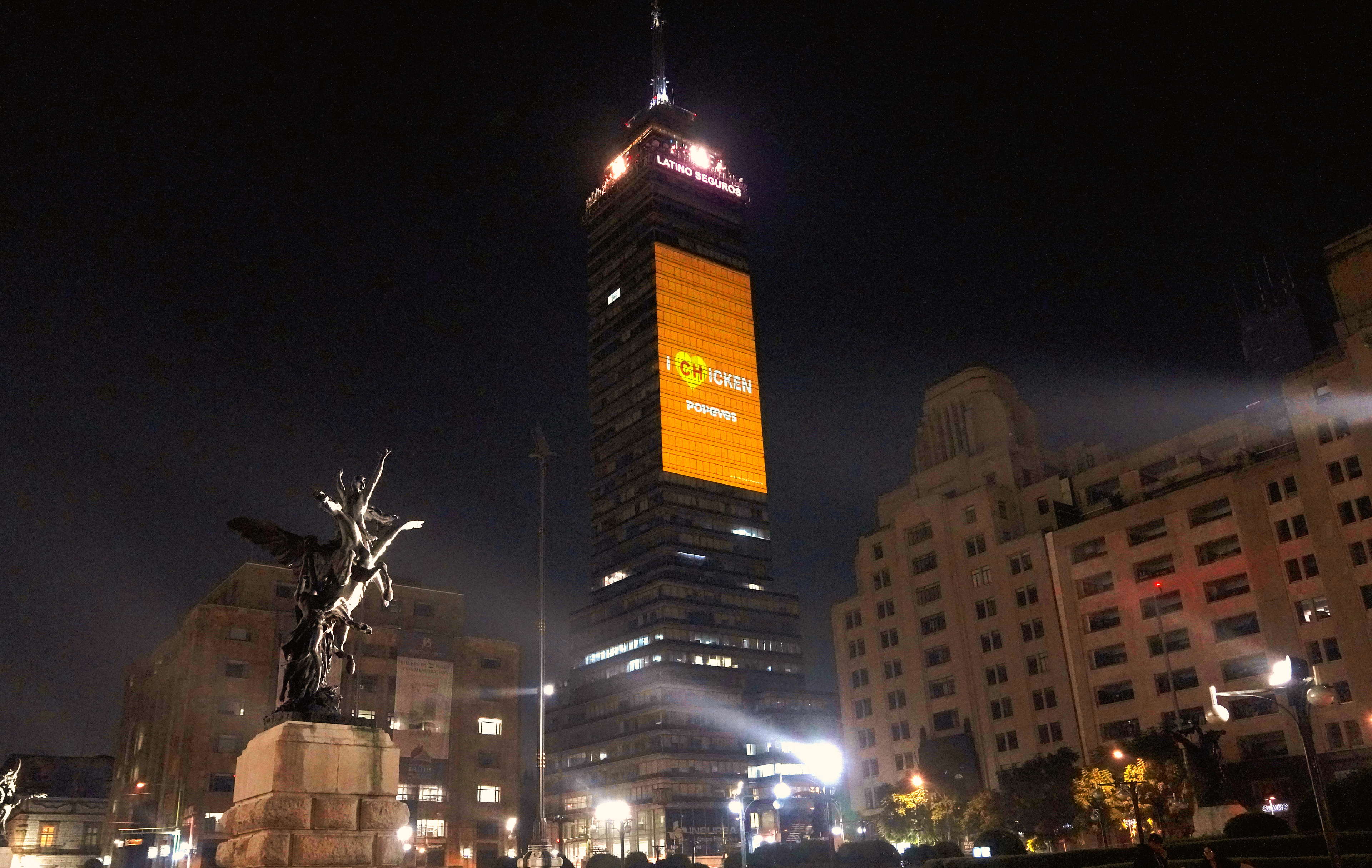 Popeyes® iluminó la CDMX con la CH más famosa del mundo