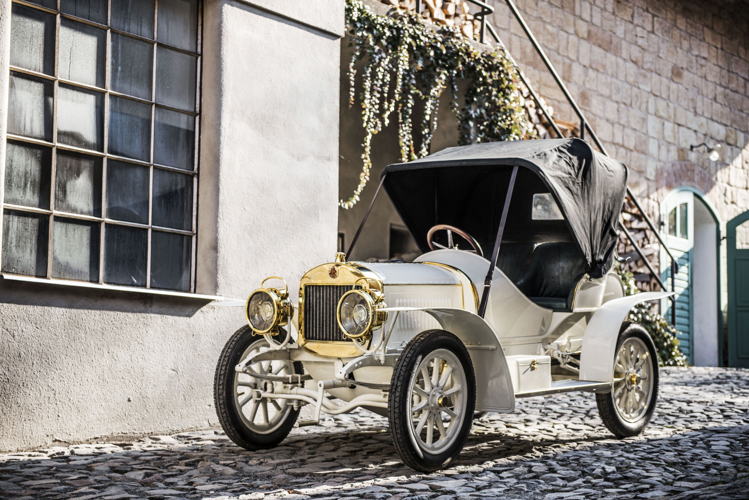 The Laurin & Klement BSC sports car from 1908 with its 12 hp
(8.8 kW) two-cylinder engine reached speeds of up to 75 km/h.
After being faithfully restored, the only surviving copy is treasured
at the ŠKODA Museum. The brand’s sporting tradition dates back
to 1901. The Laurin & Klement BSC sports car from 1908 with its 12 hp
(8.8 kW) two-cylinder engine reached speeds of up to 75 km/h.
After being faithfully restored, the only surviving copy is treasured
at the ŠKODA Museum. The brand’s sporting tradition dates back
to 1901.