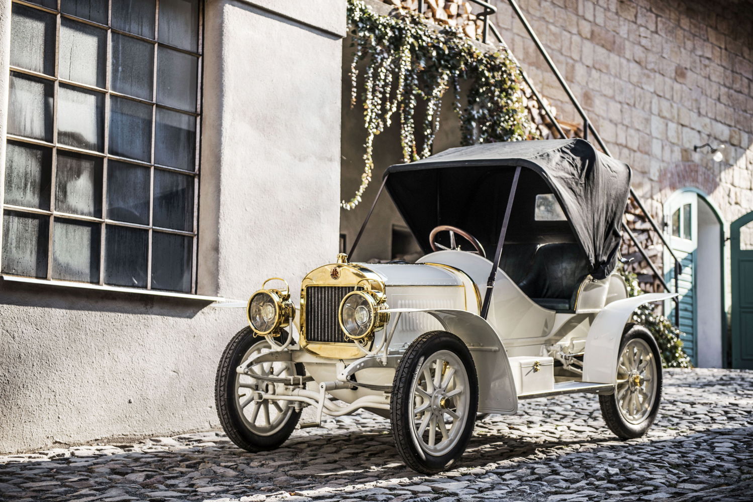 The Laurin & Klement BSC sports car from 1908 with its 12 hp
(8.8 kW) two-cylinder engine reached speeds of up to 75 km/h.
After being faithfully restored, the only surviving copy is treasured
at the ŠKODA Museum. The brand’s sporting tradition dates back
to 1901.