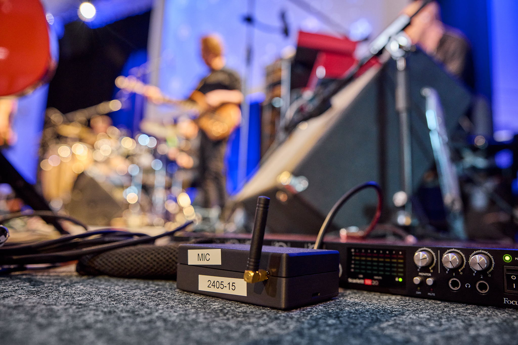 DECT NR+ microphone and keyboard transmission from the stage to the mixing desk DECT NR+ microphone and keyboard transmission from the stage to the mixing desk