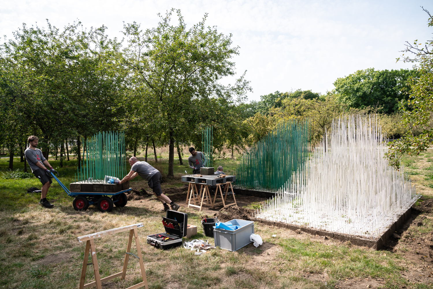 Demontage en verplaatsing van het kunstwerk ‘Double progression vert et blanc’ van Jésus Rafael Soto - Foto: Tom Cornille