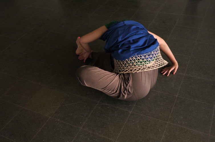 It was the shade and the orchard, Claire Chassot.Performance door Joséphine Tilloy. Foto door Benjamin Mouly