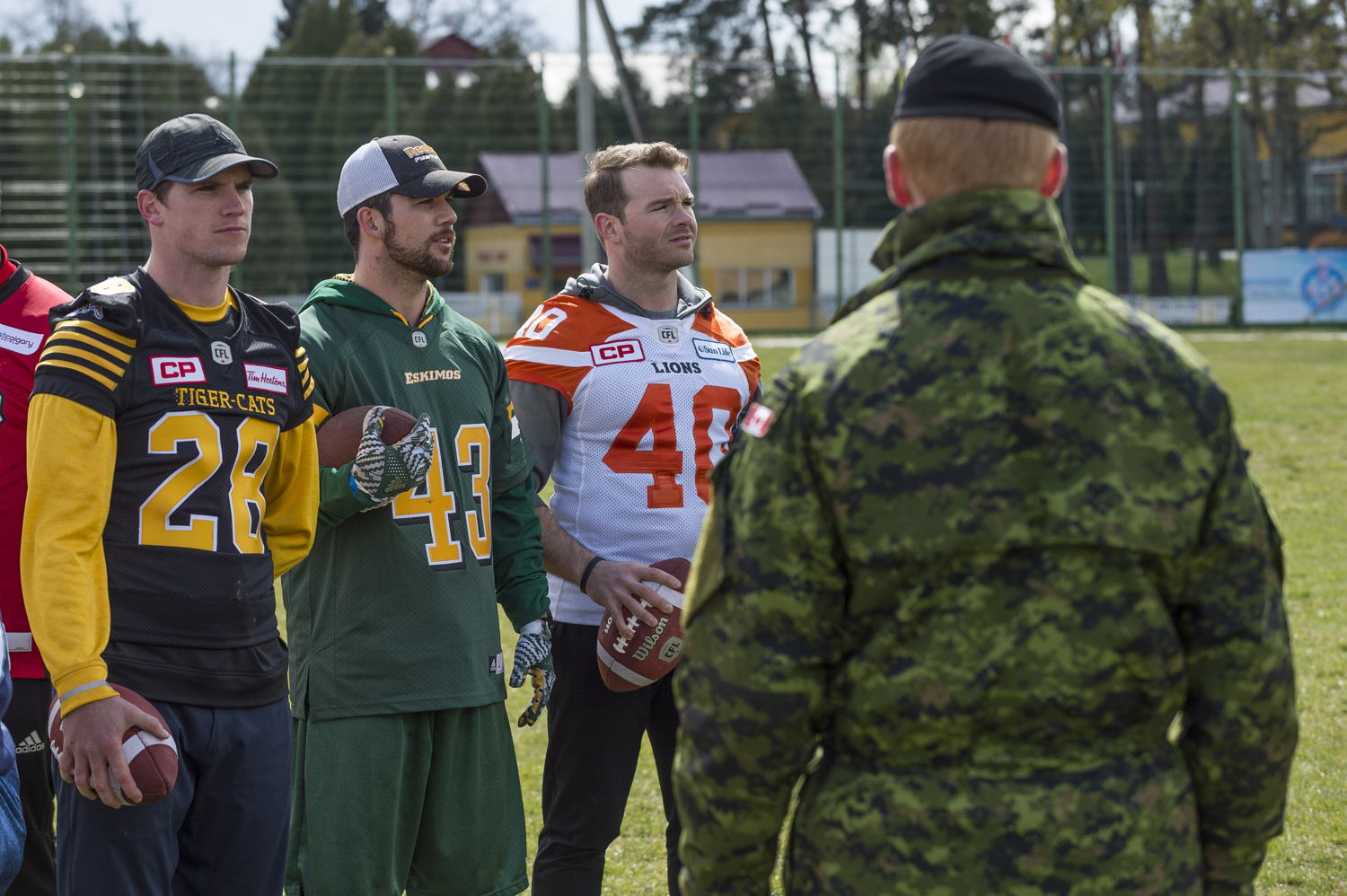 Craig Butler (G), Neil King (C) et Eric Fraser (D) avec des membres des Forces canadiennes à Lviv, en Ukraine. Photo : CplC Mathieu Gaudreault, Caméra de combat des Forces canadiennes