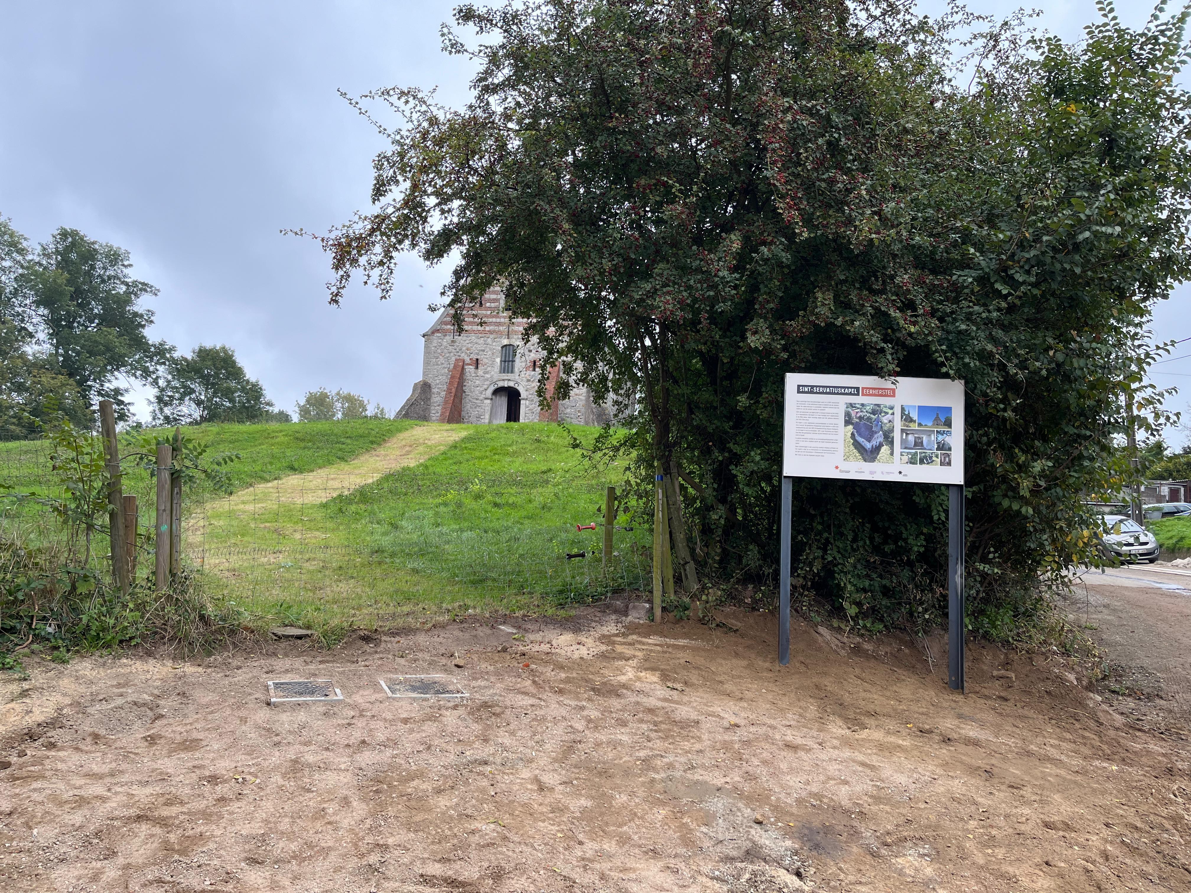 Erfgoedstichting Vlaams-Brabant en de gemeente Hoegaarden plaatsten een infobord over de werken aan de kapel.