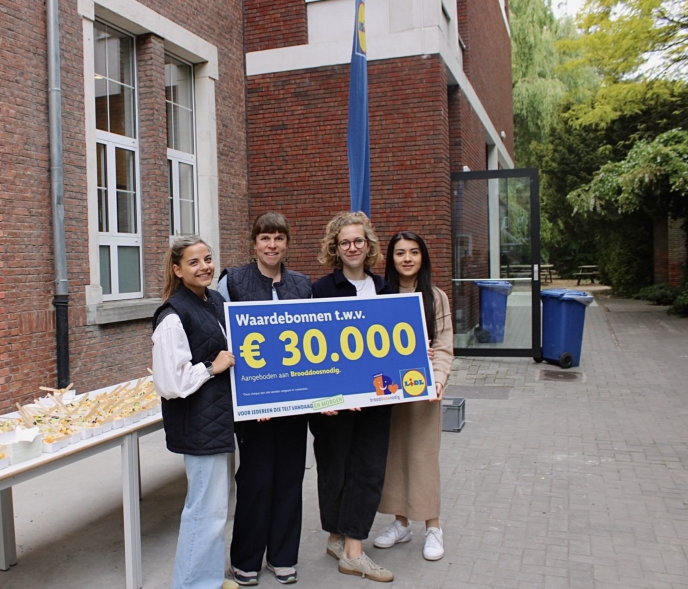 Shirley van Wijmeersch (Lidl België & Luxemburg) - Zoë Dejager (Lidl België & Luxemburg) - Ella Desloovere (Brooddoosnodig) - Nazar Oztorun (IVV Sint Vincentius Gent) Shirley van Wijmeersch (Lidl België & Luxemburg) - Zoë Dejager (Lidl België & Luxemburg) - Ella Desloovere (Brooddoosnodig) - Nazar Oztorun (IVV Sint Vincentius Gent)