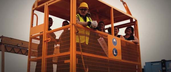 Marcel test een liftkabel (c) VRT