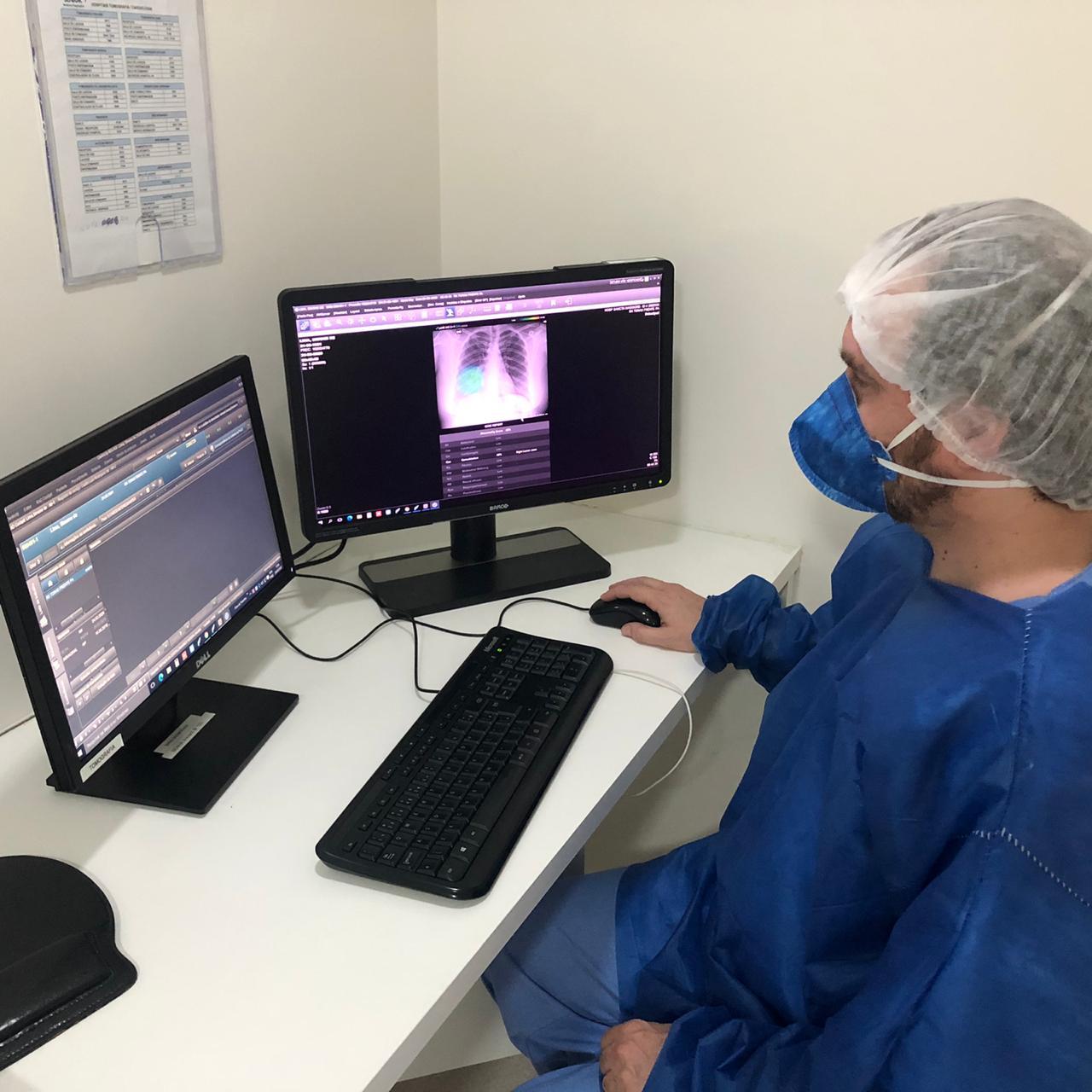 A radiologist at PreventSenior is using Lunit INSIGHT CXR to interpret chest x-ray image of a coronavirus patient who visited the center. [Photo by PreventSenior]