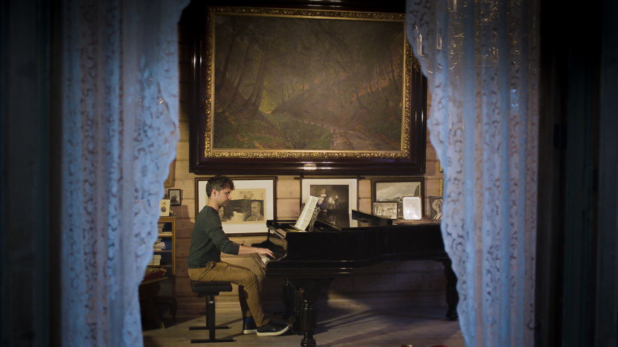 Thomas speelt op de piano van Grieg in Bergen- (c) VRT