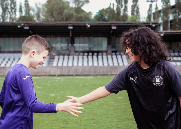 De jeugdspelertjes van BX en RSCA ontmoeten elkaar.
