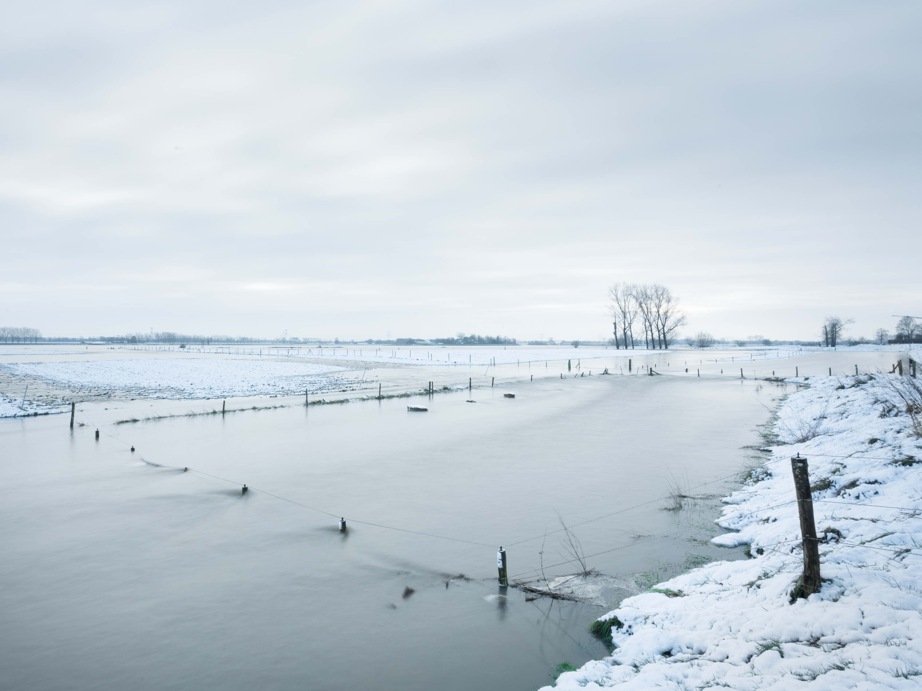 Maas slokt zandsculptuur op