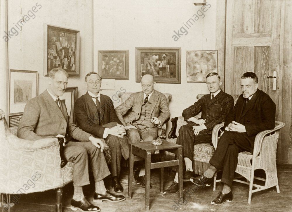 At Paul Klee’s Bauhaus studio in Weimar, 1st April 1925: the Bauhaus Masters (from left to right) Lyonel Feininger, Vassily Kandinsky, Oskar Schlemmer, Georg Muche and Paul Klee. Photo, 1925. AKG116352