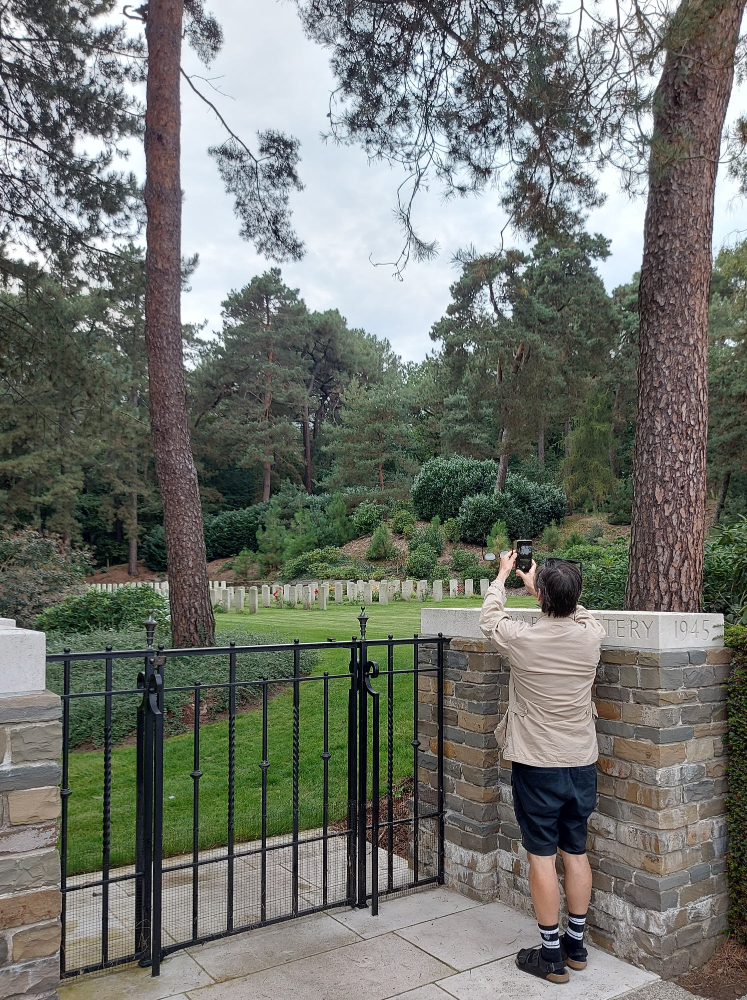 RHIZOMA 2025  - locatiebezoek Jeremy Deller (Britse militaire begraafplaats)