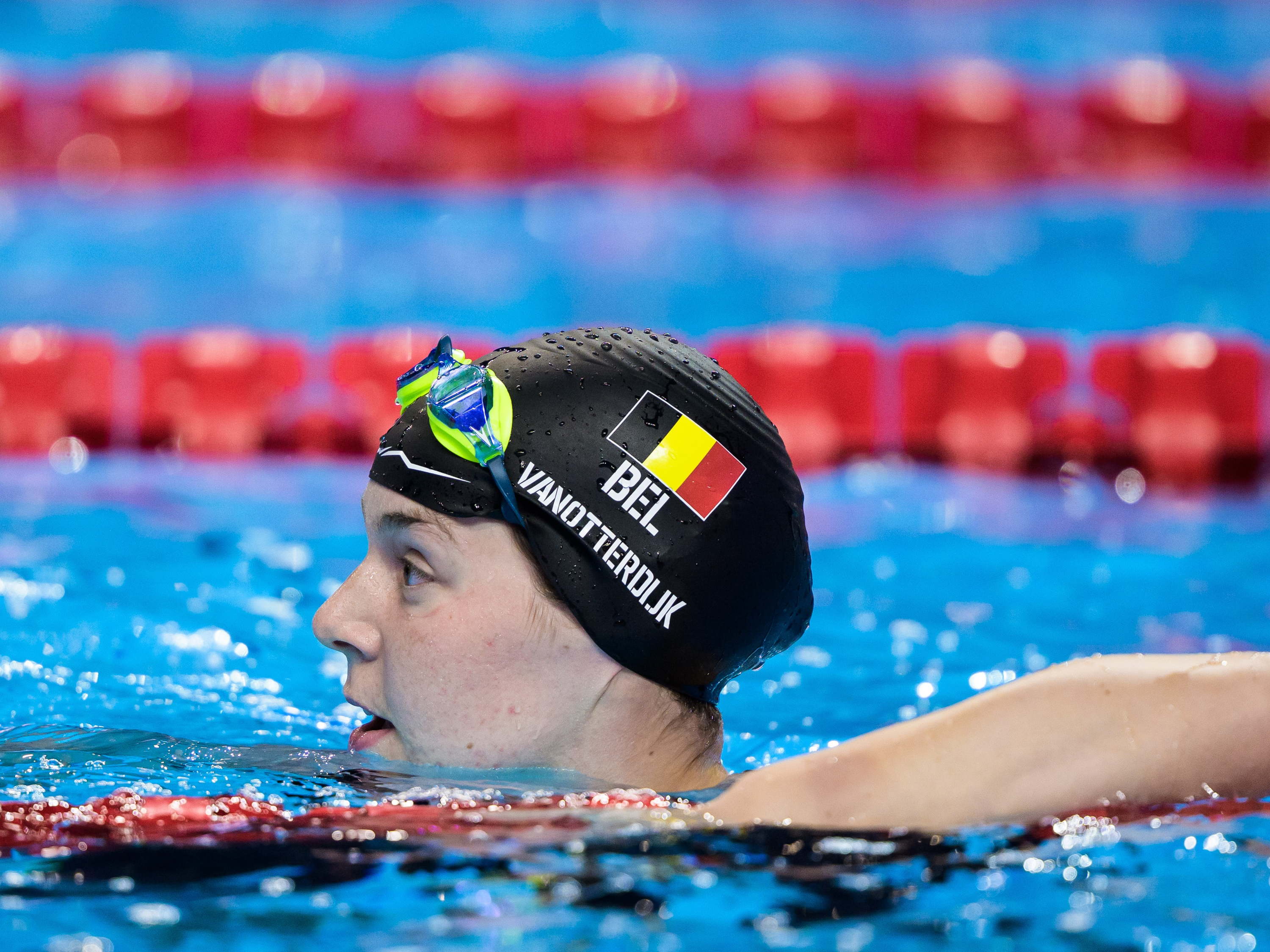 Roos Vanotterdijk returns home to warm welcome after World Swimming Championship medals