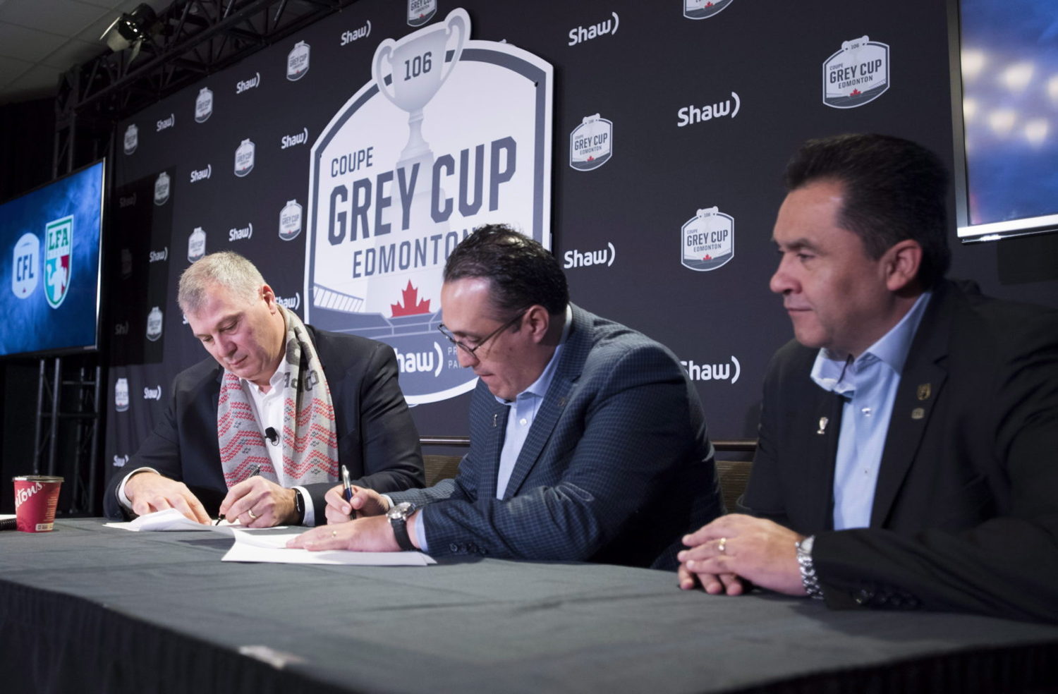 Le commissaire Randy Ambrosie et Oscar Perez de la LFA lors de la signature d'une lettre d'intention en novembre dernier. Crédit photo: LA PRESSE CANADIENNE/Jonathan Hayward.