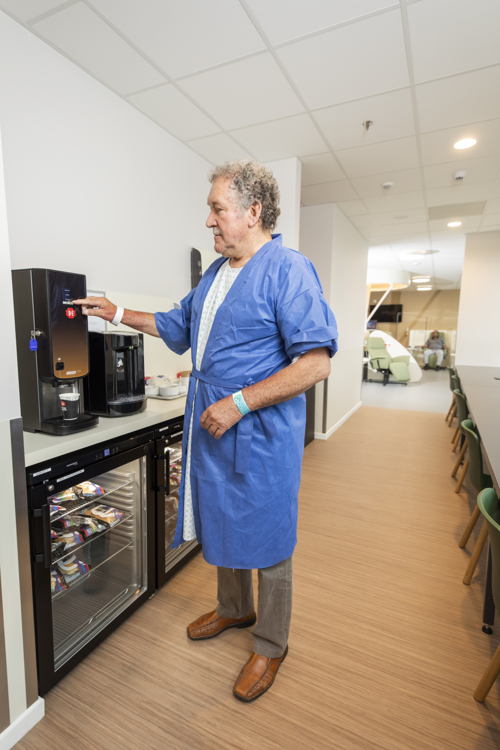 Patiënten kunnen zelf een drankje nemen in de cardiolounge. (Foto: ZAS)
