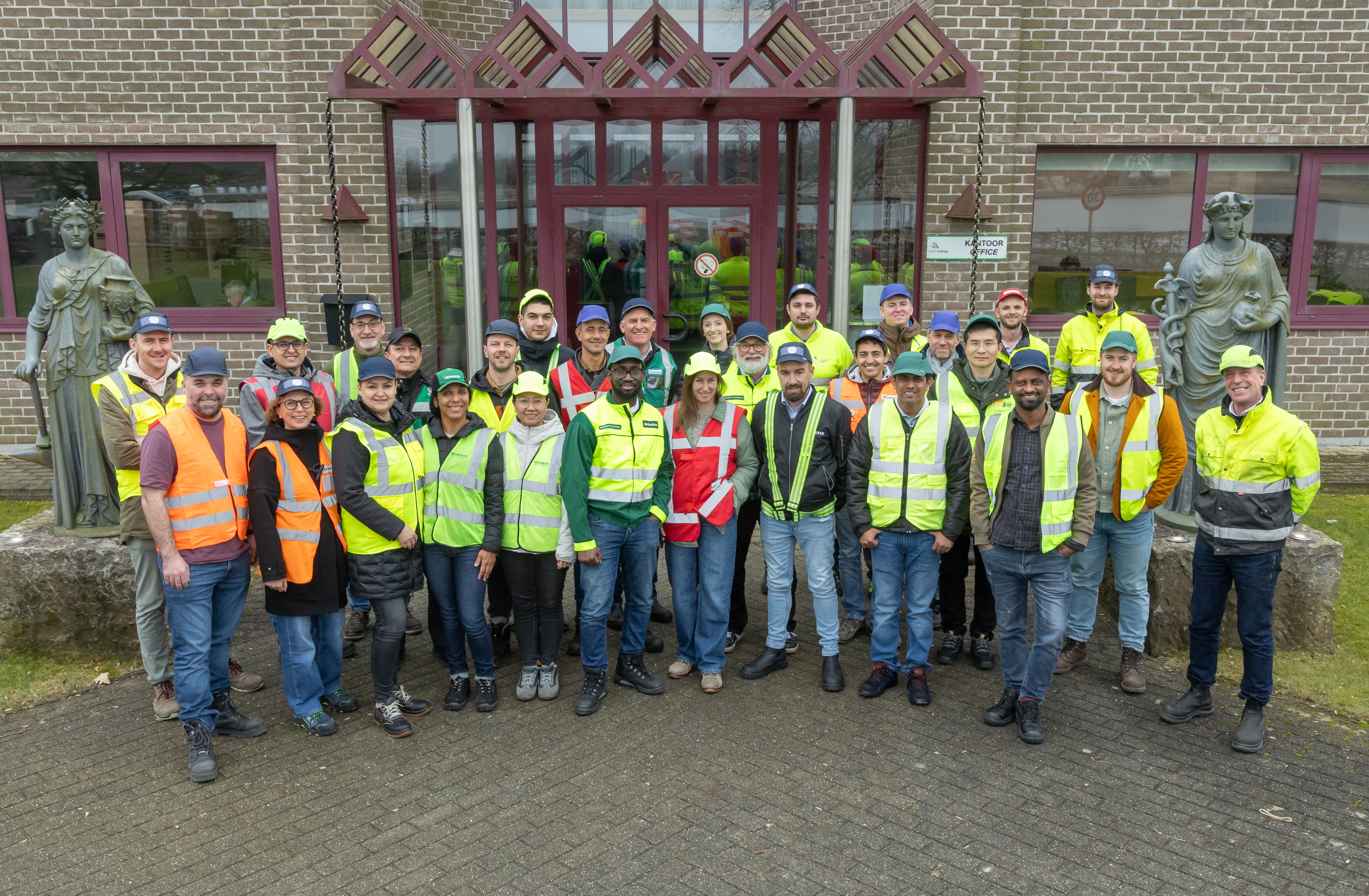 Het internationale gezelschap dat de 'Meesterbrouwers'-opleiding volgt.