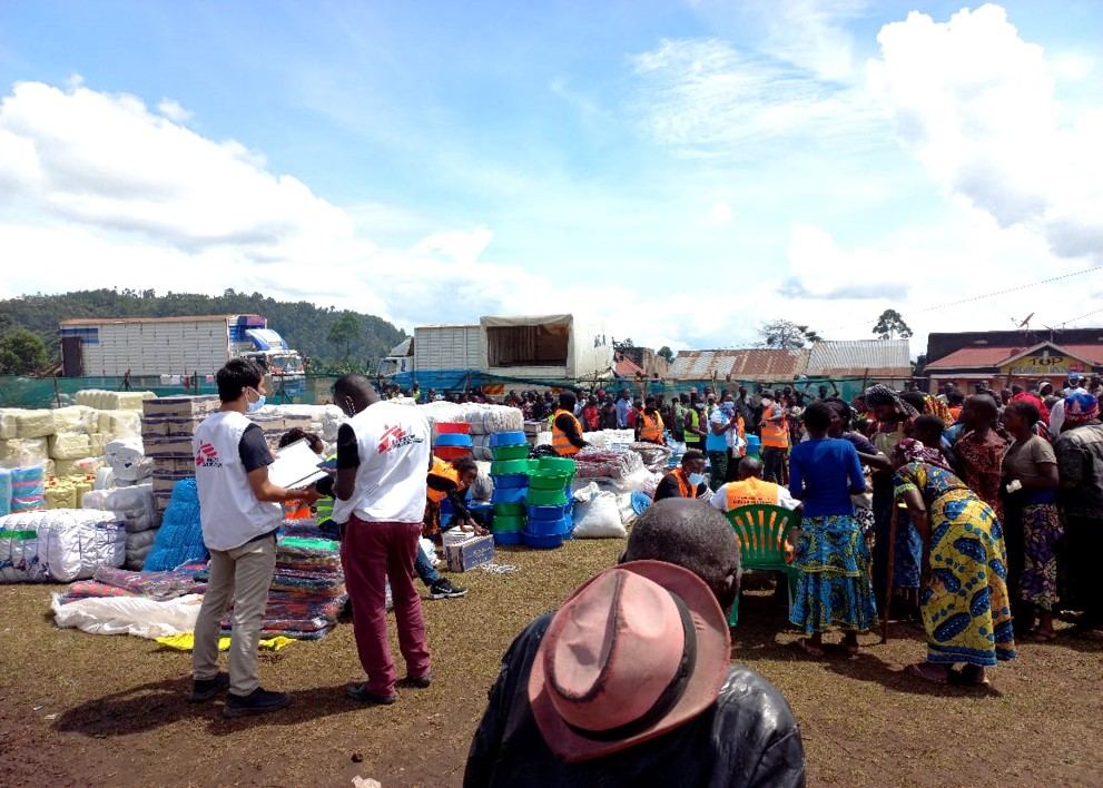 Title: MSF provides assistance to 18,000 Congolese refugees in Nyakabande holding camp Copyright: Théo Wanteu/MSF Countries: Uganda Date taken / Date Recorded: 28 April, 2022 Caption / Description: MSF is supporting the 18,000 congolese refugees of Nyakabande holding camp, Uganda, with health care, construction of tents and latrines, and here, the distribution of nonfood items to 5,000 people.
