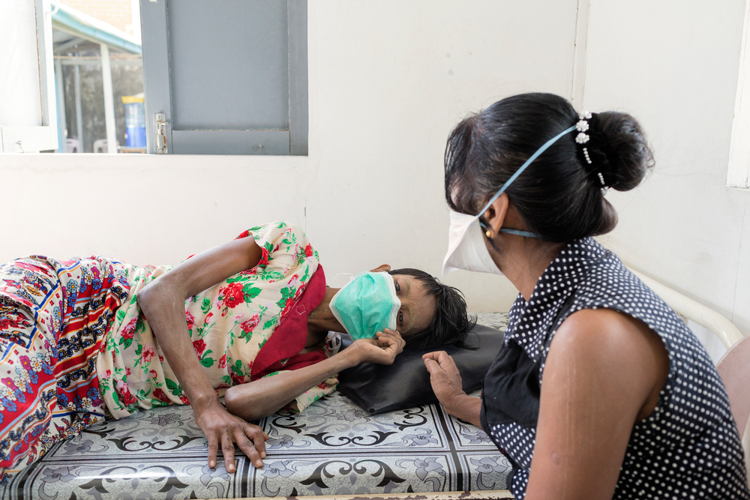 Tin Lay, 42 ans, souffre de tuberculose. Elle se trouve au sein de la clinique d'Insein, à Yangoo, au Myanmar. © Alessandro Penso