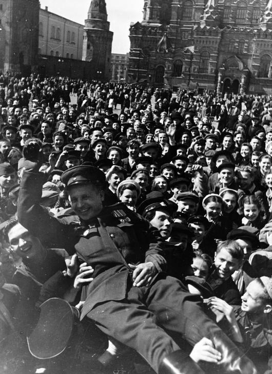 Victory celebrations in Red Square, 9 May, 1945. AKG2455598 © akg-images / Universal Images Group / Sovfoto