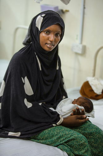 Zeinab Nur Bashir es madre de un bebé prematuro que pesó al nacer 1,8 kg. Zeinab nació en Somalia, pero hace ya 10 años que vive en Dagahaley