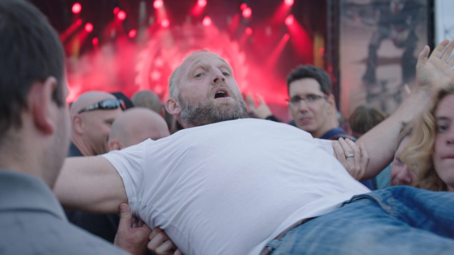 Crowdsurfen op een metalfestival (c) VRT