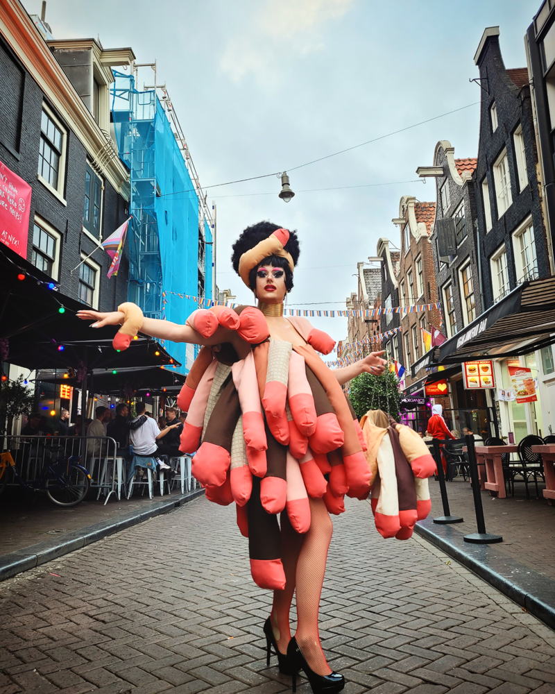 Jurjen Galema, Penisdress, 2021, Lola Lasagna draagt ‘Penisdress’ van Jurjen Galema, textiel en fiberfill, Collectie kunstenaar