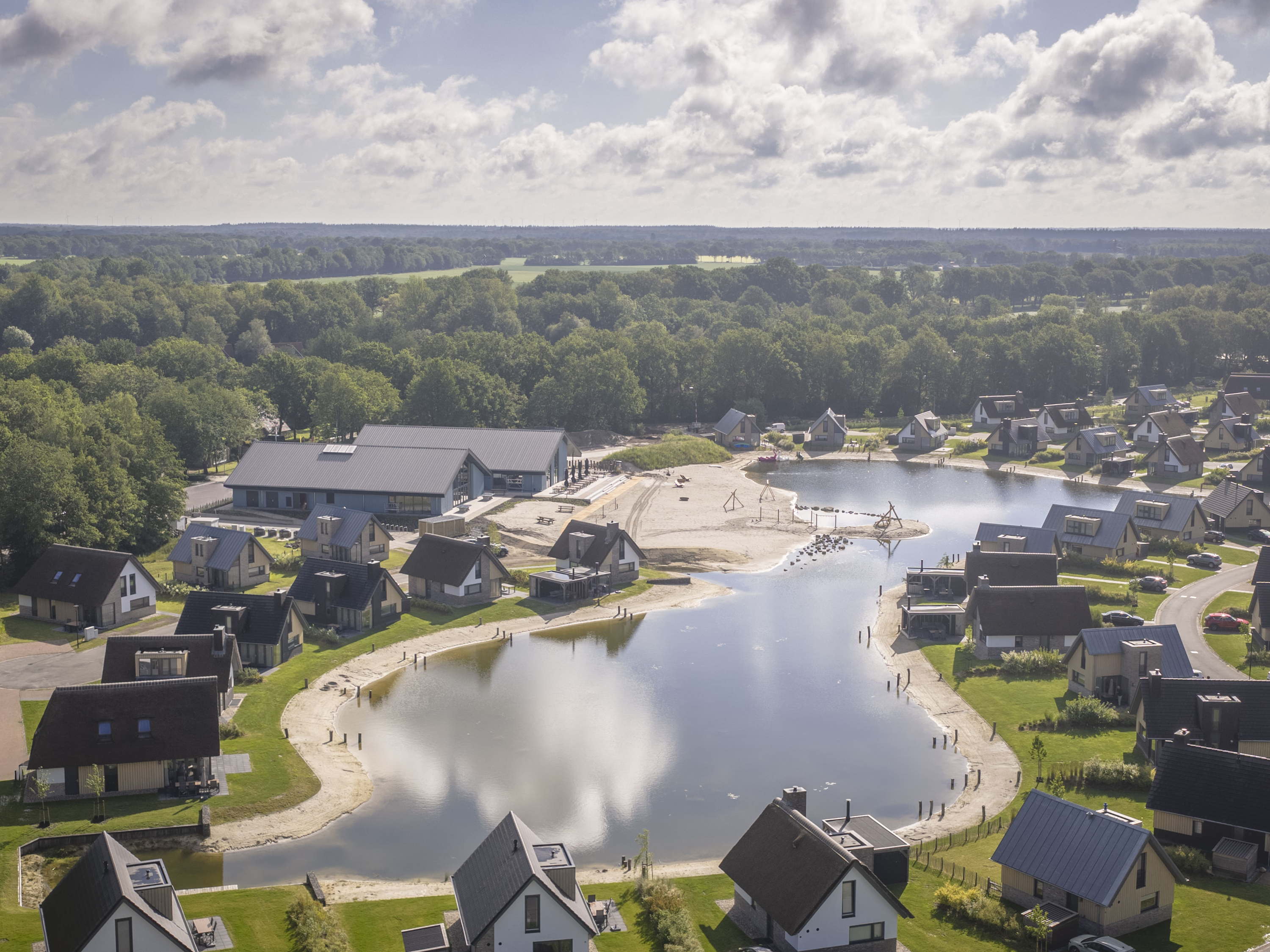 Landal Drentse Lagune compleet: nieuw centrum brengt strand, beachclub en zwembad samen aan het water