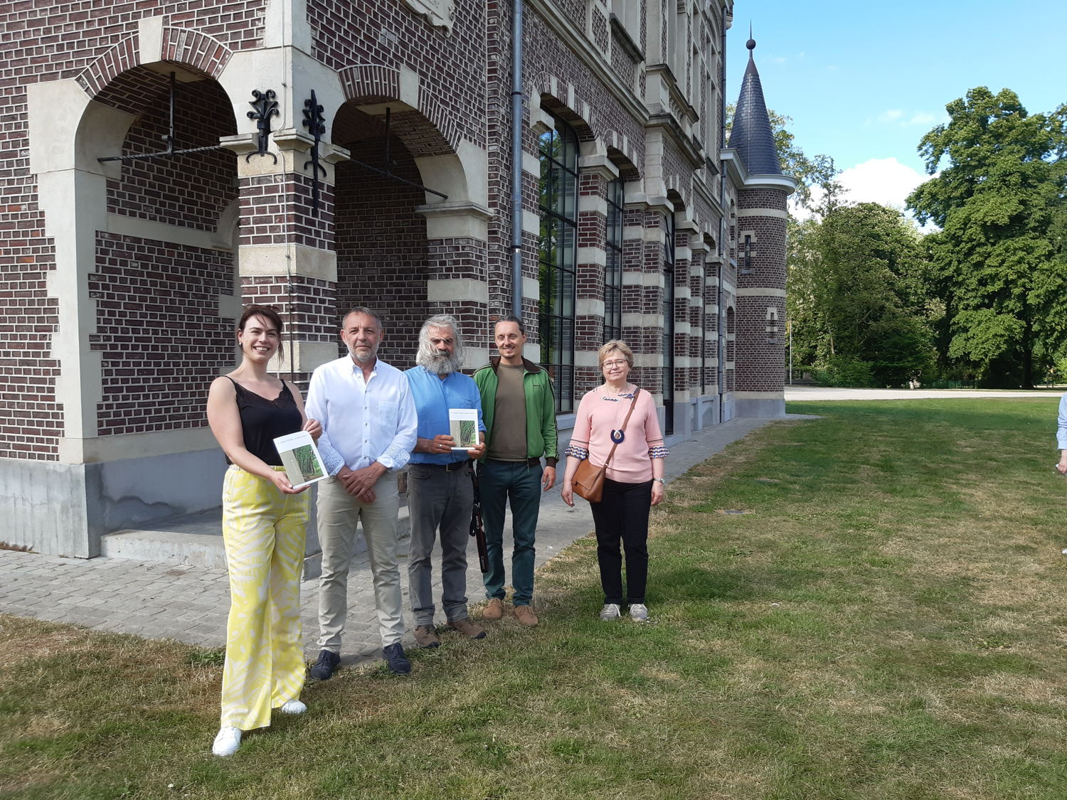 vlnr: Gedeputeerde An Vervliet, burgemeester Luc Vander Meeren, 
Frans Vandenhende, auteur, Olmo Cornelis van EVA,
Martine Pieteraerens, Provincie - eindredacteur