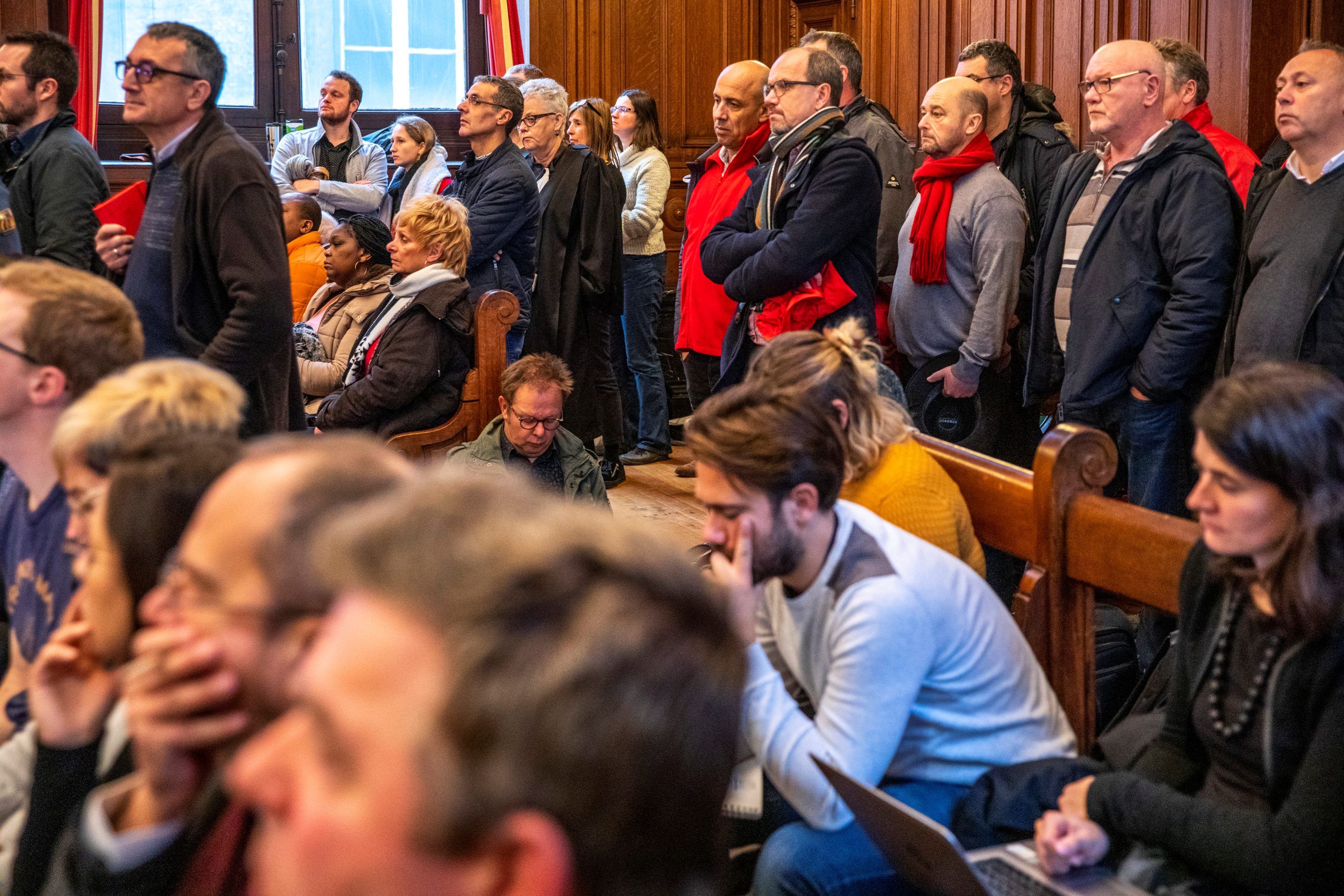 People wait for the verdict in the court case that followed the crash in 2019 © BELGA PHOTO HATIM KAGHAT